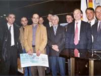 Le lauréat Bruno Schmitt et M.Gual, entourés de membres du jury